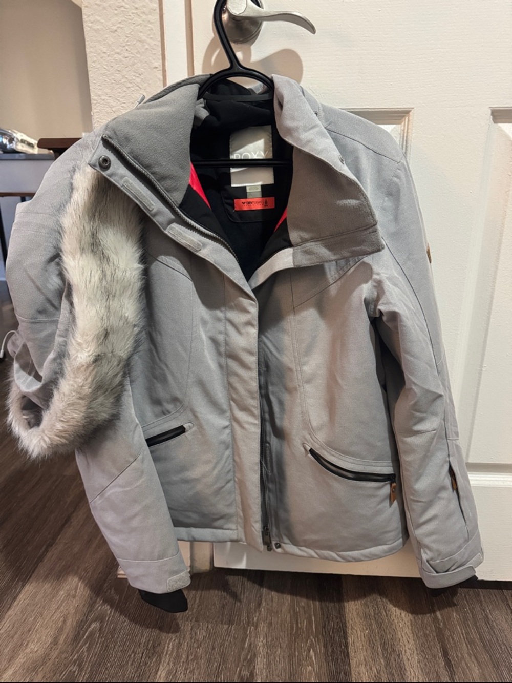 Roxy Light Gray Ski / Snowboard Jacket with Faux Fur Trim hood . Women’s L